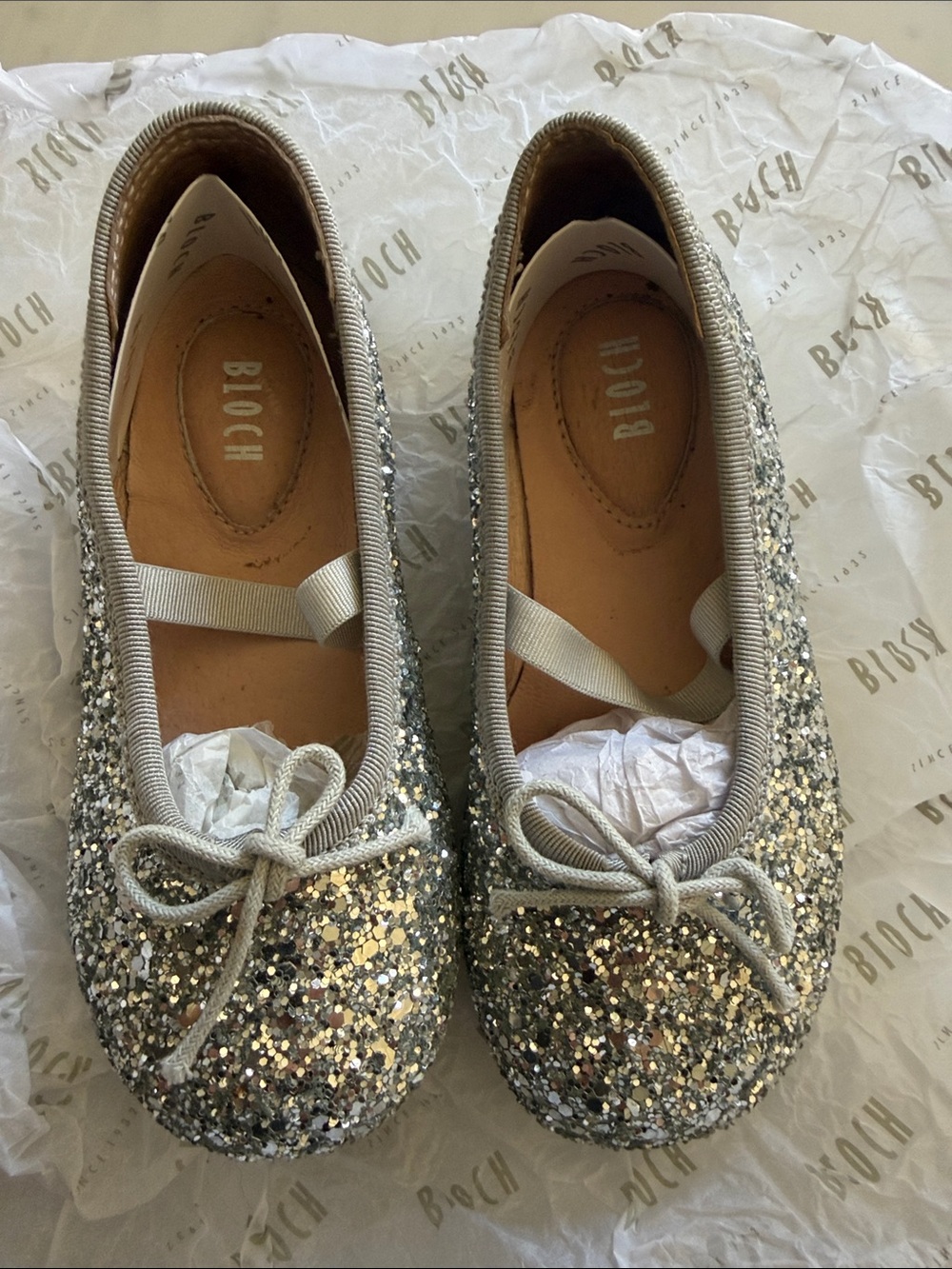 Bloch Girls' Silver Glitter Dance Flats with Bow